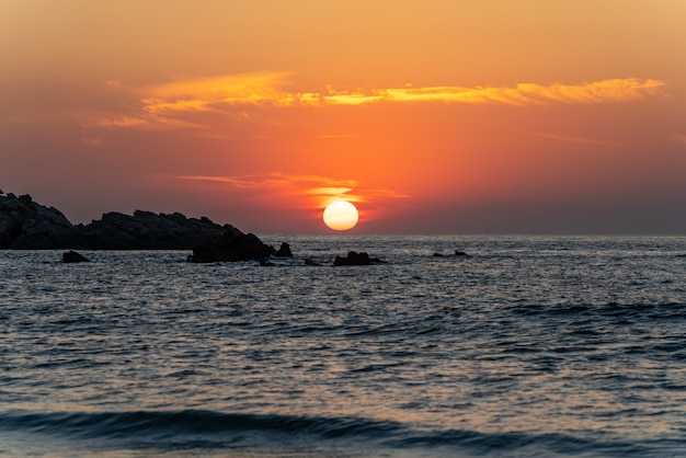 Hermosa puesta de sol desde la playa