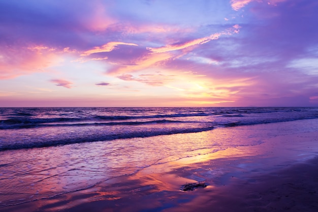 hermosa puesta de sol de playa