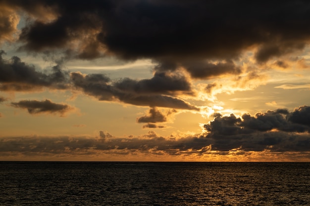 hermosa puesta de sol en la playa