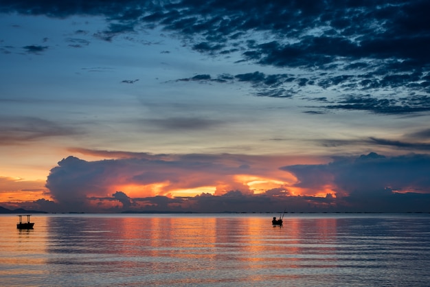 Foto hermosa puesta de sol en la playa.