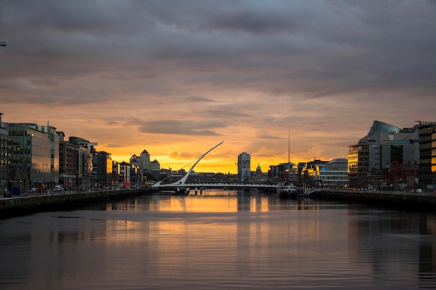 Foto hermosa puesta de sol en el puente samuel beckett en dublín