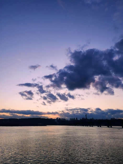 Una hermosa puesta de sol en el río de la ciudad por la noche