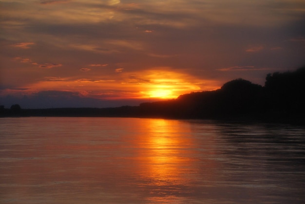 Hermosa puesta de sol en el río Danubio