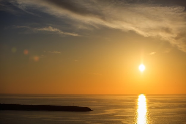 Hermosa puesta de sol sobre el agua de mar