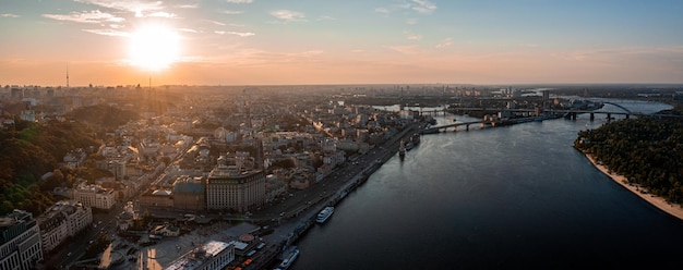 Hermosa puesta de sol sobre la ciudad de Kiev desde arriba