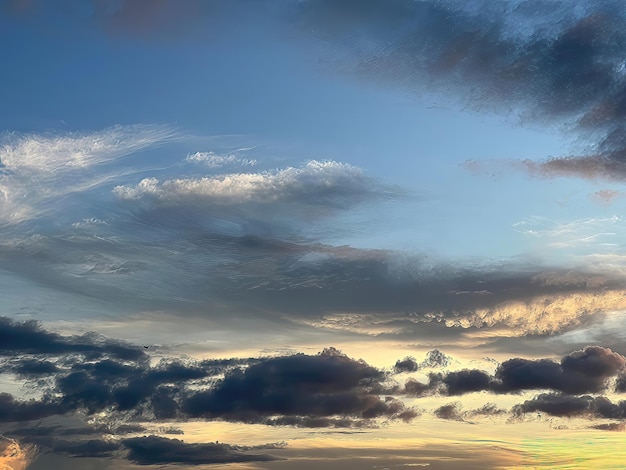 Una hermosa puesta de sol sobre las colinas ondulantes