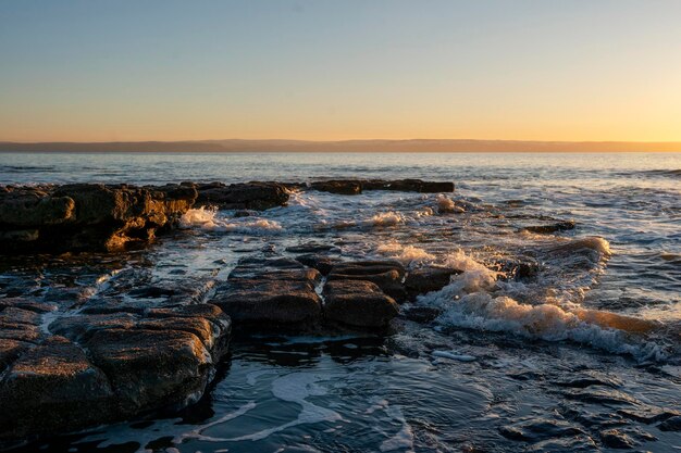 Hermosa puesta de sol sobre la costa rocosa