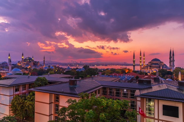 Hermosa puesta de sol sobre Hagia Sophia y el panorama de la Mezquita Azul de Estambul