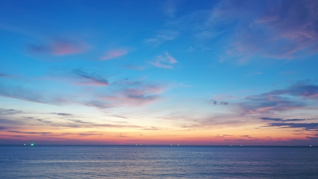 Hermosa puesta de sol sobre el mar de almejas con fondo de cielo de nubes Puesta de sol sobre playa tropical Concepto de verano de naturaleza Pico de puesta de sol sobre el mar con luz amarilla reflejada en el agua de mar