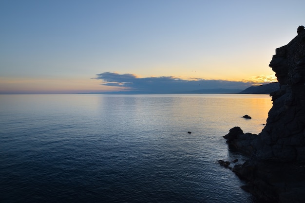 hermosa puesta de sol sobre el mar en Liguria en Camogli