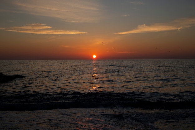 Hermosa puesta de sol sobre el mar El sol poniente sobre el océano, por la noche