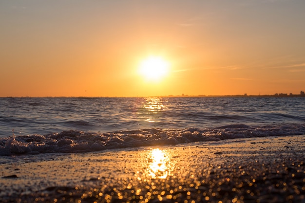 Hermosa puesta de sol sobre el mar