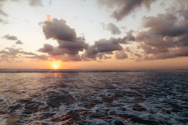 Hermosa puesta de sol sobre el mar