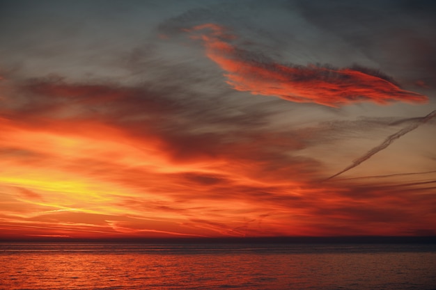 Hermosa puesta de sol sobre el mar.