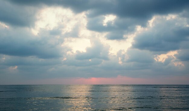 Hermosa puesta de sol sobre el mar