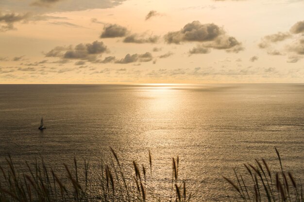 Hermosa puesta de sol sobre el mar