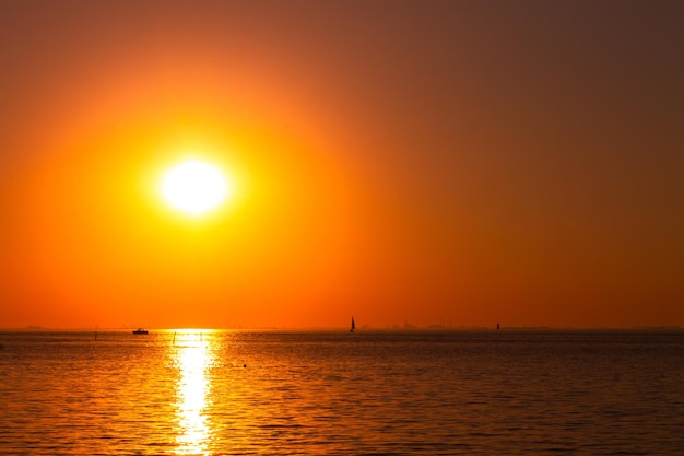 Hermosa puesta de sol sobre el mar