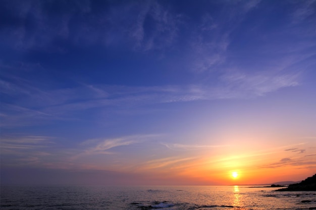 Hermosa puesta de sol sobre el mar