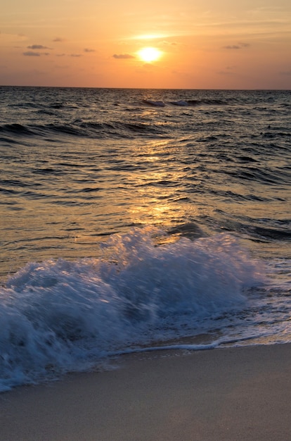 Hermosa puesta de sol sobre el mar