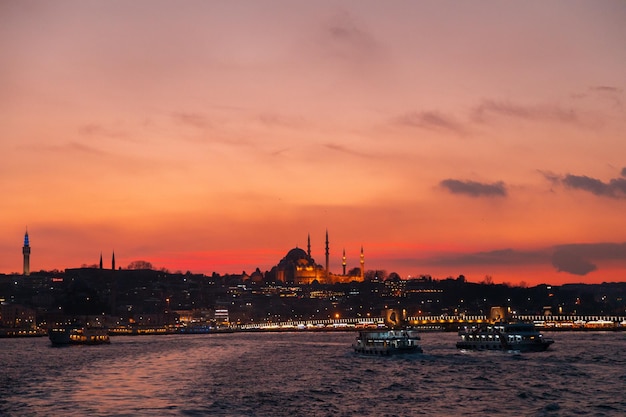 Una hermosa puesta de sol sobre la Mezquita Azul de Estambul