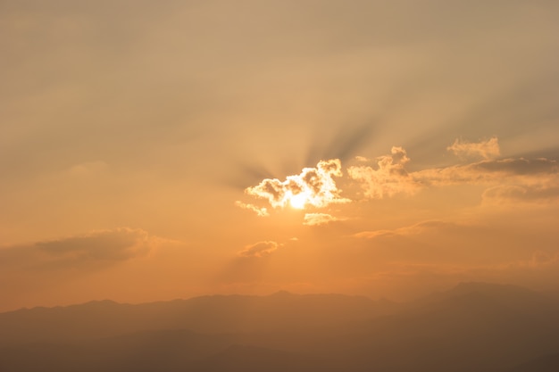 Hermosa puesta de sol sobre la montaña con nubes en Tailandia.