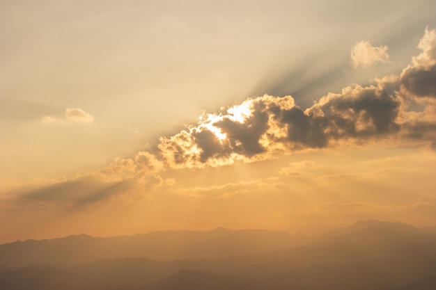 Hermosa puesta de sol sobre la montaña con nubes en Tailandia.