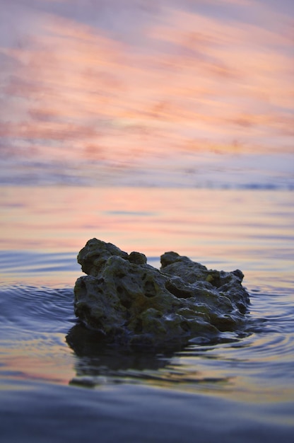 Hermosa puesta de sol sobre el océano. Amanecer en el mar. Fotografía del mar.