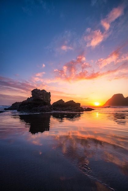Hermosa puesta de sol sobre un paisaje marino en la playa del norte de California, EE.UU.