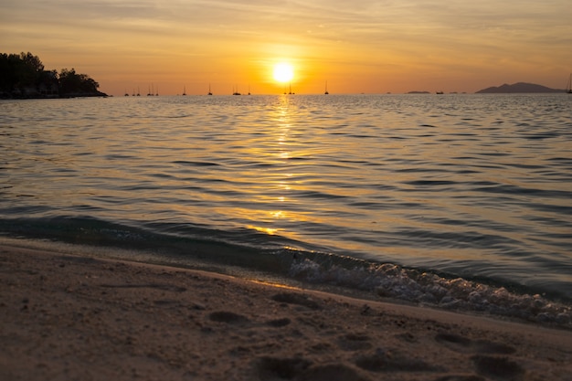 Hermosa puesta de sol sobre la playa del mar