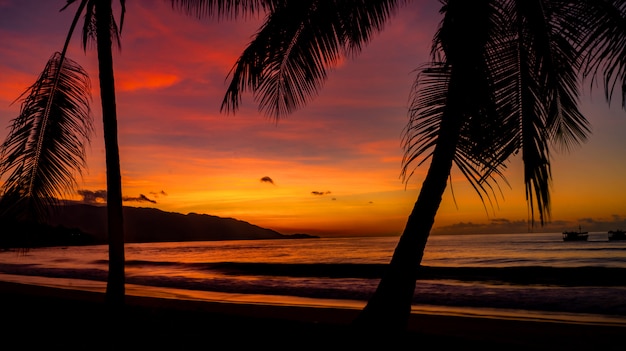 hermosa puesta de sol sobre la playa y las montañas, técnica de larga exposición