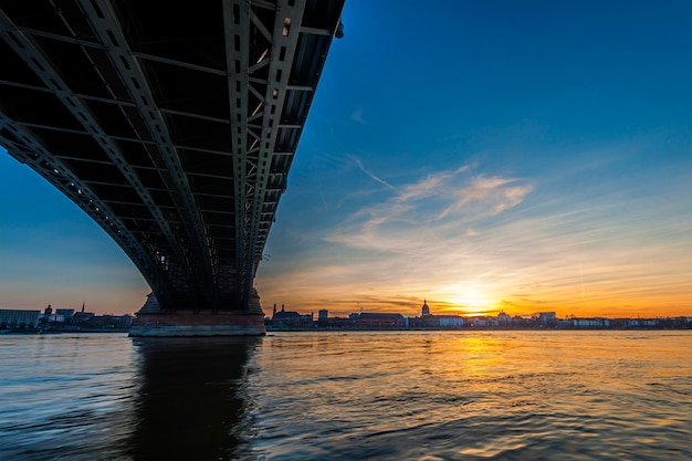 Hermosa puesta de sol sobre el río Rin / Rin y el viejo puente en Maguncia, cerca de Frankfurt am Main, Alemania.