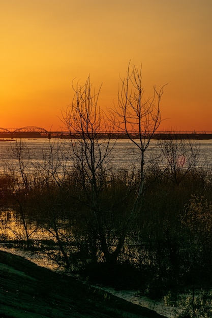 Hermosa puesta de sol sobre el río Volga. Nizhny Novgorod