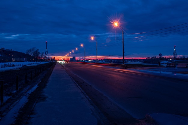 Hermosa puesta de sol sobre el río Volga. Nizhny Novgorod