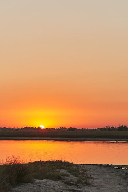 Hermosa puesta de sol sobre el río