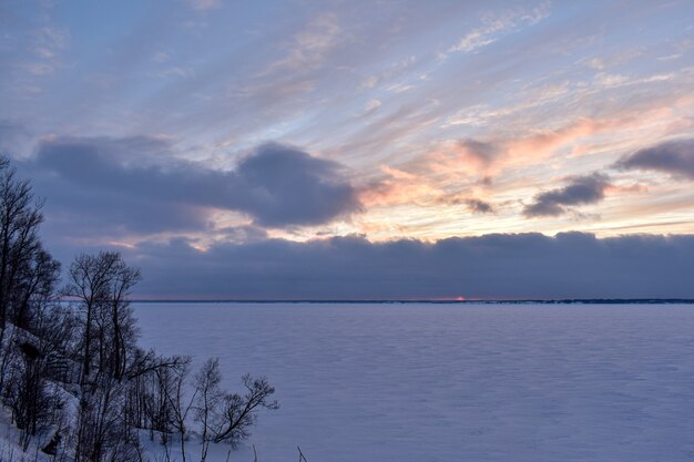 Hermosa puesta de sol sobre el Volga en invierno