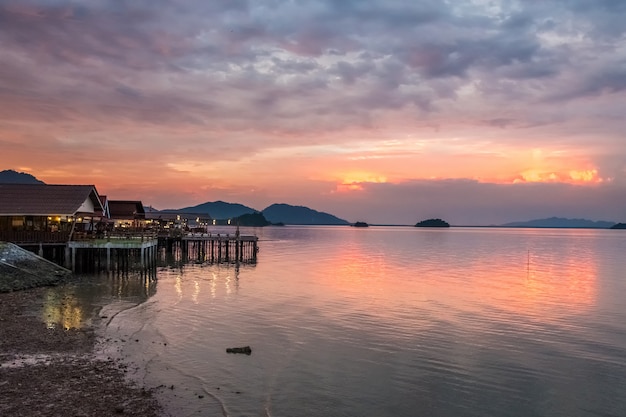 Hermosa puesta de sol en Tailandia en Koh Lanta