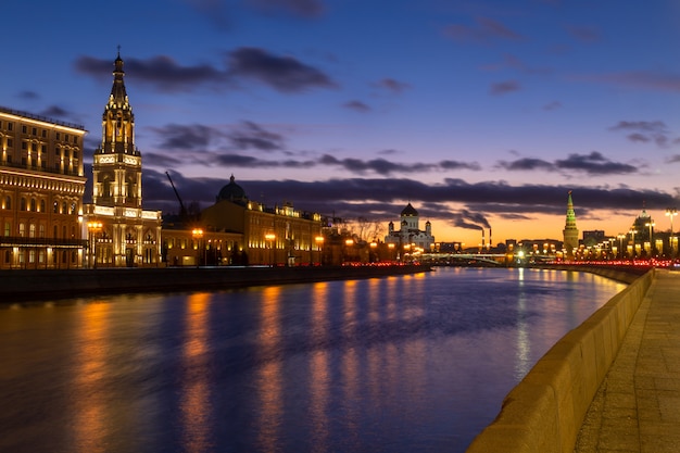 Foto hermosa puesta de sol en el terraplén del río moskva con una vista de la pared del kremlin y la catedral de cristo salvador en moscú, rusia