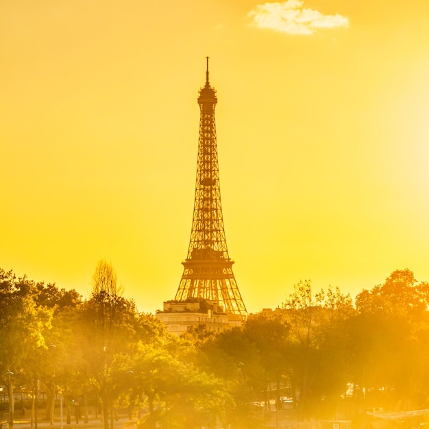 Hermosa puesta de sol con la Torre Eiffel