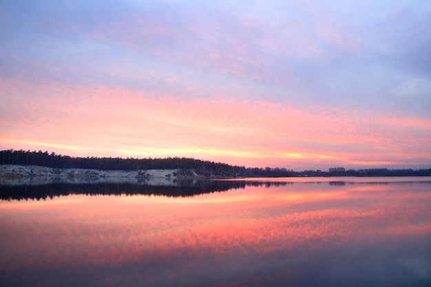 Hermosa puesta de sol de verano en la imagen HDR del lago