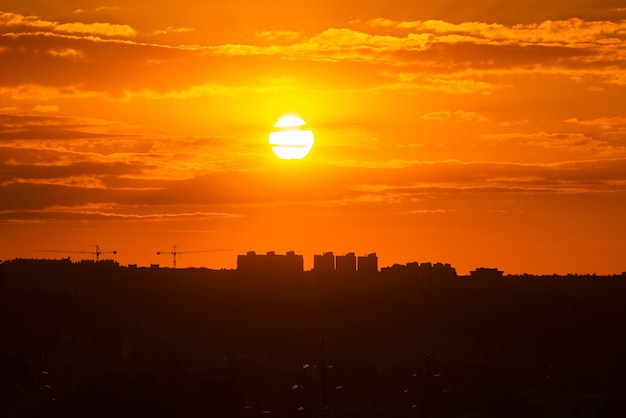 Una hermosa puesta de sol vibrante en una ciudad.