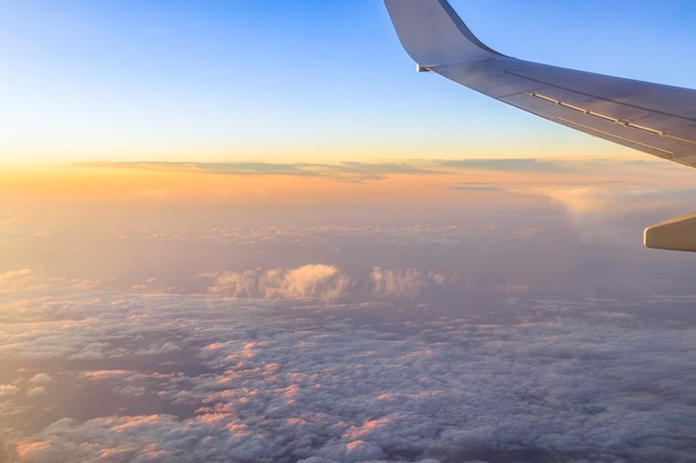 Hermosa puesta de sol vista desde el avión