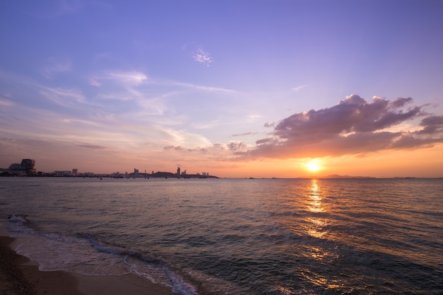 Hermosa puesta de sol, vista desde la playa de Pattaya