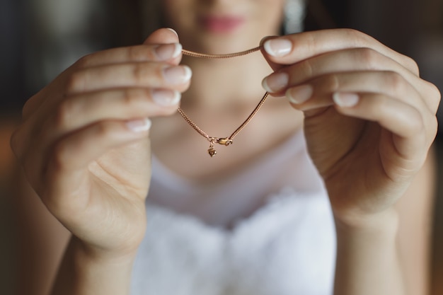 Hermosa pulsera en manos de una niña