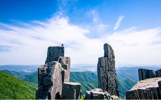 Hermosa roca de pie en Moutain Mudeungsan, Gwangju, Corea del Sur.