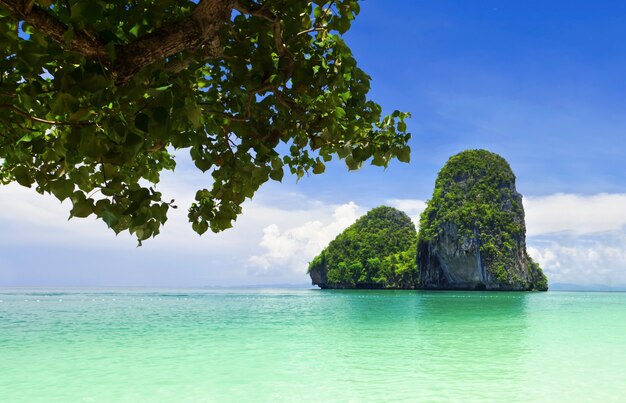 Hermosa roca en la playa de Railay