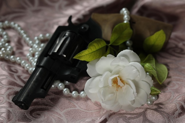 hermosa rosa blanca con perlas y pistola. romántico. copie el espacio