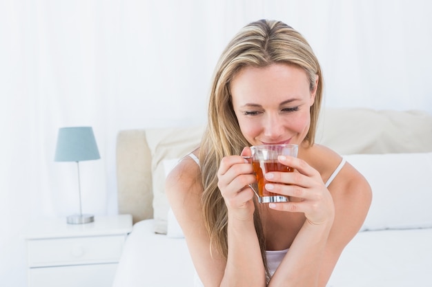 Hermosa rubia disfrutando de bebidas calientes