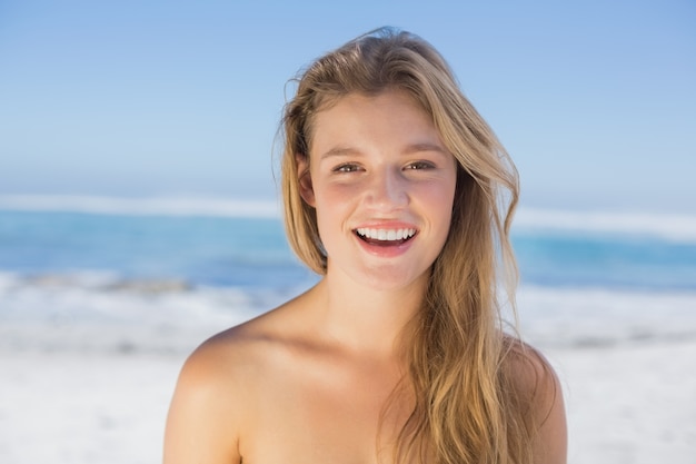 Hermosa rubia feliz en la playa