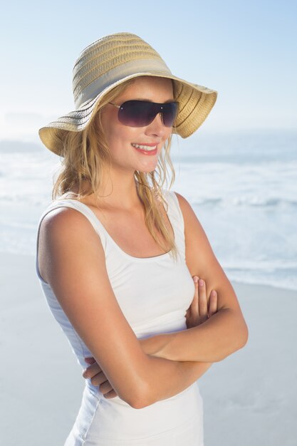 Hermosa rubia feliz posando en la playa