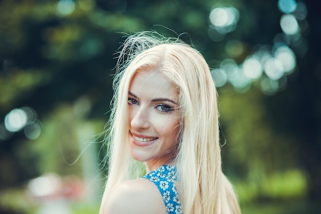 Una hermosa rubia hermosas sonrisasRetrato de una chica rubia europea